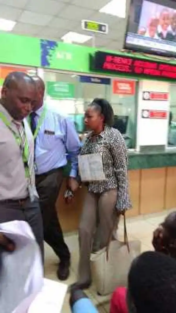 Photo: Female Thief Caught, Disgraced In Banking Hall By Being Made To Wear Tag " I Am Thief "